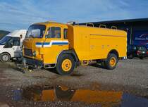 SAURER: SAURER 4DF-Kommunalfahrzeug mit Spiegelung in einer Pfütze bei Roggwil am 22. Dezember 2014.
Foto: Walter Ruetsch