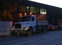 SCANIA: SCANIA 113H-Kipper in der Abenddämmerung bei Niederbipp am 22. Dezember 2014.
Foto: Walter Ruetsch