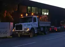 SCANIA: SCANIA 113H-Kipper in der Abenddämmerung bei Niederbipp am 22. Dezember 2014.
Foto: Walter Ruetsch