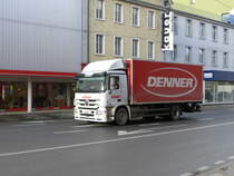 Mercedes Actros mit Kühlkasten unterwegs in Nidau am 20.12.2014