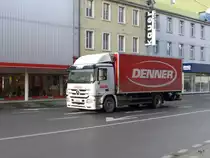 Mercedes Actros mit Kühlkasten unterwegs in Nidau am 20.12.2014