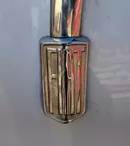 Fiat, K�hleremblem am Oldtimer- Kleinwagen  Fiat 500G , Baujahr 1954, Dez.2014