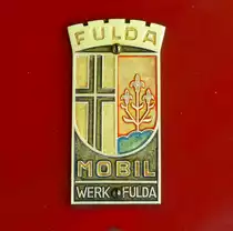 Elektromaschinenbau Fulda GmbH, K�hleremblem am Kleinwagen  Fuldamobil S2 , Baujahr 1955, Dez.2014