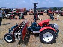 Reform 2000 Jg 1968 mit Puch 2 Zyl Boxermotor  - Bergheuer 2 Achs zum Mähen und die Futtergewinnung
-Hersteller Reformwerke Wels A   
Oldtimer Traktorentreffen 21. Juli 2013 Schötz