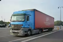 Dieser alte Mercedes Benz Actros mit dem Kennzeichen B 45 ETR steht am 20.09.2014 in Gedser Hafen und wartet auf die Überfahrt nach Rostock.