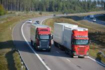 Scania R480 (DW 675ST (Aus Polen)) wird überholt vom Scania R420 (BJW 644 (Aus Schweden)). Aufgenommen am 19.09.2014 E4 höhe Jönåker.