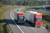 Scania R480 (DW 675ST (Aus Polen)) wird überholt vom Scania R420 (BJW 644 (Aus Schweden)). Aufgenommen am 19.09.2014 E4 höhe Jönåker.