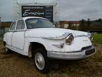 Panhard PL 17 stand als Blickfang vor einer Firma in Temmels (01.01.2014)
