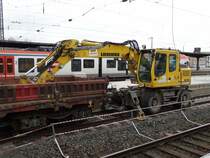 Liebherr Zweiwege Bagger am 23.12.14 in Frankfurt am Main Höchst Bhf 