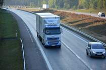 Dieser Volvo mit dem Kennzeichen CMA 364 fährt am 19.09.2014 bei Jönåker auf der E4 Richtung Nyköping.
