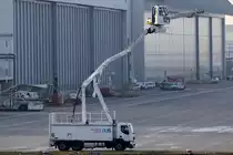 Scania Enteisungsfahrzeug 6 am Flughafen Düsseldorf 26.12.2014