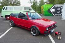 Ein VW Golf I Cabrio und farblich passend dazu das Nachwuchsfahrzeug auf der Automesse MG, 7.9.14