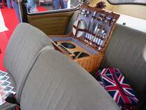 Blick auf die Rückbank des VW Käfers, mit Soundsystem im Picknick-Korb. Automesse MG, 7.9.14