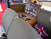 Blick auf die Rückbank des VW Käfers, mit Soundsystem im Picknick-Korb. Automesse MG, 7.9.14