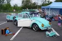 Ein wunderschöner VW-Käfer mit Anhänger und farblich passendem Kinderauto auf der Automesse MG, 7.9.14