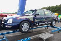 Ford Scorpio in einem Überschlag-Simulator des TÜV Rheinland auf der Automesse MG, 7.9.14