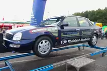Ford Scorpio in einem Überschlag-Simulator des TÜV Rheinland auf der Automesse MG, 7.9.14