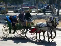 Marokko, Marrakesch, Pferdegespann zwischen dem Jaama el Fna Platz und der Koutoubia. 24.12.2014