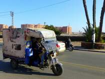Marokko, Marrakesch, Tuk-Tuk bei den Gärten von Majorelle. 28.12.2014