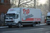 B-TA 185 (Mercedes Benz) steht am 27.12.2014 in Potsdam Wetzlarer Straße.
