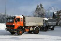 MERCEDES: Eher selten geworden sind Zweiachs-Kipper. Am 31. Dezember 2014 konnten gleich zwei für den Schneetransport hergerichtete Allrad-Zweiachser auf dem Bahnhofplatz Arosa während der Mittagspause im Bilde festgehalten werden.
Foto: Walter Ruetsch