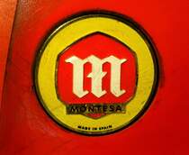 Montesa, Firmenlogo am Tank eines Oldtimer-Motorrades von 1977, die spanische Firma in Barcelona wurde 1945 gegrndet und 1982 von Honda bernommen, Jan.2015