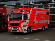 Durch einen netten Feuerwehrmann durfte ich auch im Innenhof der Wache 1 Fotos machen. Hier der MAN TGM GW-AS am 02.01.15 in Frankfurt am Main BLW1