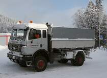 MERCEDES: Eher selten geworden sind Zweiachs-Kipper. Am 31. Dezember 2014 konnte ein für den Schneetransport hergerichtete Allrad-Zweiachser auf dem Bahnhofplatz Arosa während der Mittagspause im Bilde festgehalten werden.
Foto: Walter Ruetsch