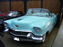 Cadillac Series 62 Convertible Coupe des Jahrganges 1956. Von dieser Karosserievariante setzte die Cadillac-Division in diesem Modelljahr 8300 Fahrzeuge ab. Der V8-motor leistet 285 PS aus 5979 cm³ Hubraum. Der Einstiegspreis lag bei US$ 4711,00. Classic Remise Düsseldorf am 04.01.2015.