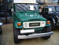 Toyota FJ40 Landcruiser von 1981. Der 4.2l 6-Zylinderreihenmotor leistet 136 PS. Classic Remise Düsseldorf am 04.01.2015.