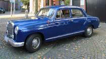 Mercedes 180 D auf dem Rathausplatz in St. Tönis, 12.10.14