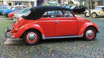 VW Käfer Cabrio auf dem Rathausplatz in St. Tönis, 12.10.14