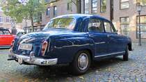 Mercedes 180 D auf dem Rathausplatz in St. Tönis, 12.10.14