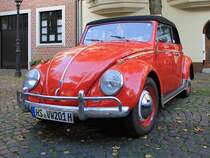 VW Käfer Cabrio auf dem Rathausplatz in St. Tönis, 12.10.14