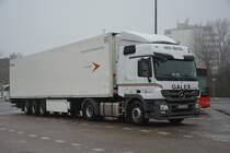 Aus Rumänien kommt dieser Mercedes Benz Actros mit dem Kennzeichen SB-61TMO. Aufgenommen am 31.12.2014, Rastplatz Avus. 