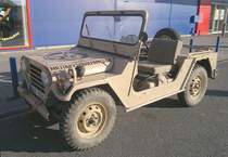 AM General Corp. M151 MUTT ist eine US-amerikanische Militärgeländewagenbaureihe. Sie ersetzte beim US-Heer ab 1959 den im Zweiten Weltkrieg bekannt gewordenen Willys MB, sowie dessen Nachfolgemodell M38. Das Akronym MUTT steht für Military Utility Tactical Truck. Foto: 15.6.2014 in Kladno.
