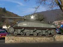 Kampfpanzer M4A1 Sherman als Denkmal in La Roche-en-Ardenne (B) am 29.12.2006