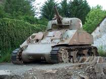 Wrack eines Kampfpanzers M4A3 Sherman als Denkmal in Wibrin (B) am 05.06.2005