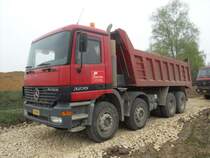 Mercedes-Benz Actros 3235 eingesetzt bei Vorbereitungsarbeiten zum Bau der Umgehungsstraße von Junglinster (Lux.) am 12.04.2009