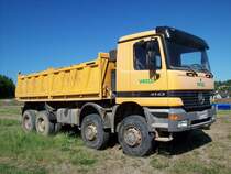 Mercedes-Benz Actros 4143 in einem Neubaugebiet in Bitburg am 03.06.2010