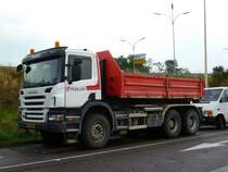 Scania P 340 auf einem Parkplatz bei Luxembourg am 06.10.2013