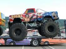 Monstertruck mit Dodge Ram Karosserie auf einem Parkplatz in Trier am 18.06.2013