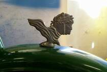 Meister-Werke Erhard Doppelt Bielefeld, adquat zu Khlerfiguren bei PKW und LKW gab es frher diese Figuren/Logos auf den Vorderradschutzblechen von Zweiradfahrzeugen, hier an einem Kleinroller von 1955, Jan.2015