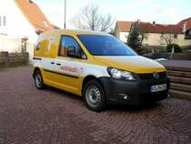 VW Caddy der Firma  weishaupt  steht vor der Pfarrkirche in 36100 Petersberg-Marbach, Januar 2015