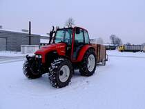 LINDNER-GeoTRAC73 mit kleinem Anhänger auf verschneiter Fahrbahn; 141229