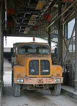 SAURER: SAURER D 330 Kipper noch im alltäglichen Kiesverkehr in einer Kiesgrube bei Niederbipp im Einsatz. Die Aufnahme ist am 16. Januar 2015 entstanden.
Foto: Walter Ruetsch