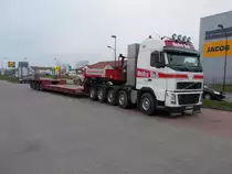 VOLVO Schwerlasttransporter,ohne Ladung,am 01.Dezember 2014,in Bergen/Rügen.