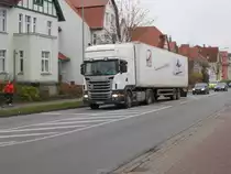 SCANIA Sattelzug unterwegs,am 21.Oktober 2014,in der Wolgaster Straße in Greifswald.