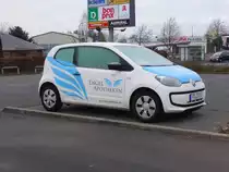 VW Up der  Engel-Apotheken  steht nach frostiger Nacht in 36100 Petersberg, Januar 2015