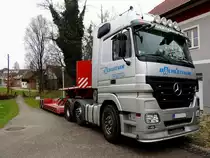 ACTROS-Zugmaschine f. Sondertransporte wartet mit dem Tiefladerauflieger auf die nächste Beladung; 141130